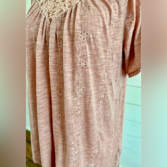 KNOX ROSE PINK TOP WITH LACE EMBROIDERY AND EYELET FLOWER PATTERN.
SIZE: SMALL - Picture 5 of 7